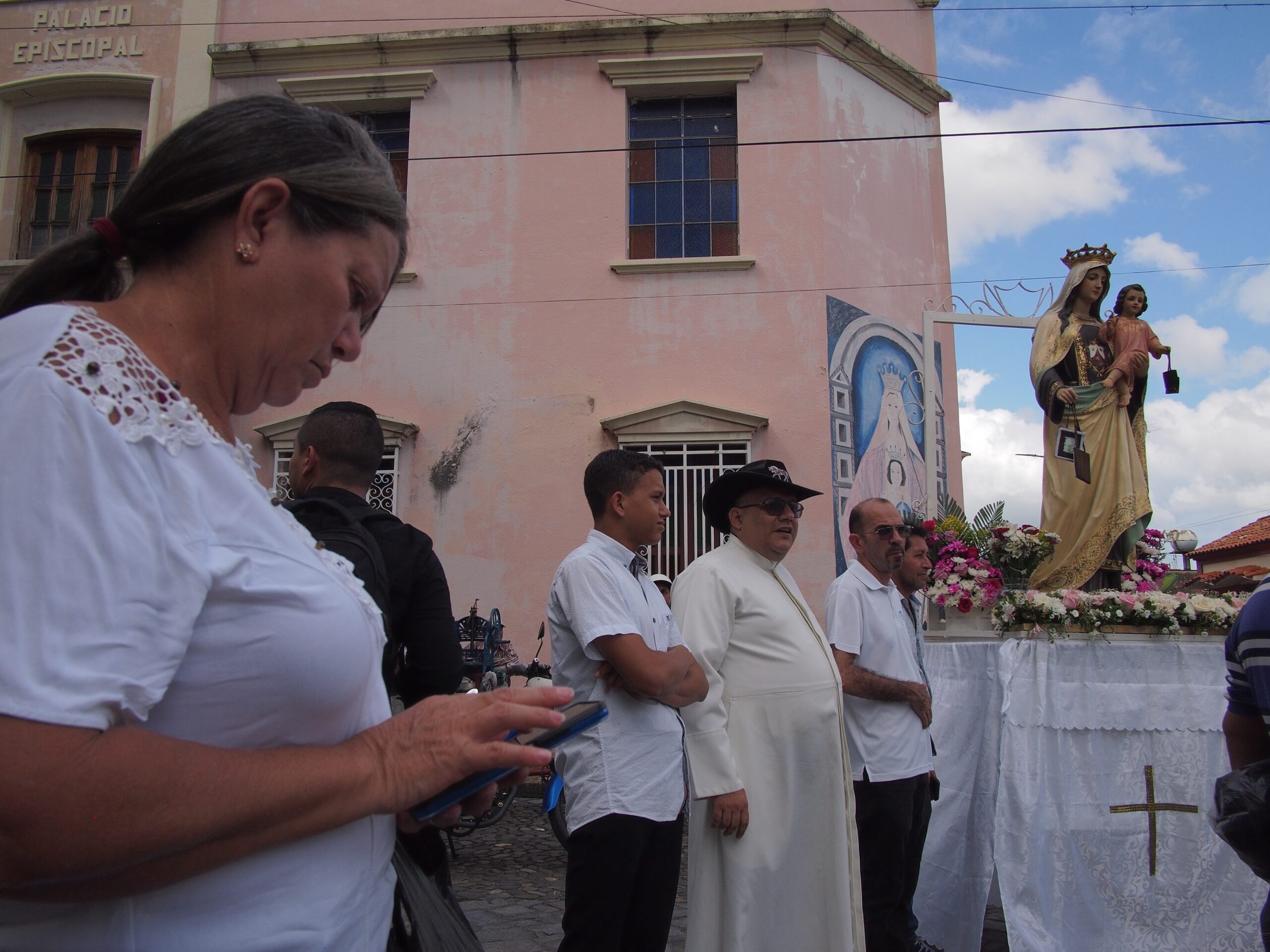 Foto tomada en la ciudad de Guanare. Muestra a una imagen religiosa acompañada de sus seguidores.