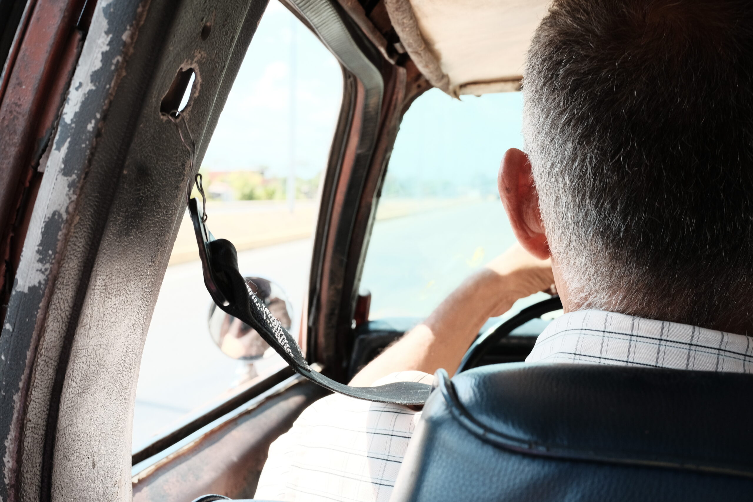 Guanare desde el asiento trasero: la mirada cansada del chofer habla de viajes largos y carreteras vividas.